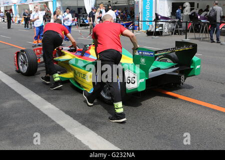 Berlin, Allemagne. 21 mai, 2016. Un invité dans la formule E à Berlin entre l'Alexanderplatz et accélérer la Strausbergerplatz voiture de course à 230 km/h avec deux droites et courbes 11. Un total de 48 tours et 97,44 km sont entraînés. Neuf équipes avec 22.La conduite pilote Renault Suisse Sébastien Buemi est le gagnant. La deuxième place Daniel Abt (Kempten) et la troisième place, le Brésilien Lucas di Grassi (le Team ABT). Pour l'ancien pilote de Formule 1 Nick Heidfeld (Mönchengladbach/Mahindra Racing) il variait de 15 à partir septième rang. © Simone Kuhlmey/Pacific Press/Alamy Live News Banque D'Images