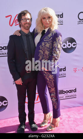 Las Vegas, Nevada, USA. 22 mai, 2016. Kesha musiciens Ben Folds et assister à la remise des prix de la musique 2016 des panneaux à T-Mobile Arena le 22 mai 2016, à Las Vegas, Nevada. Crédit : Marcel Thomas/ZUMA/Alamy Fil Live News Banque D'Images