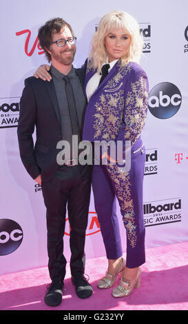 Las Vegas, Nevada, USA. 22 mai, 2016. Kesha musiciens Ben Folds et assister à la remise des prix de la musique 2016 des panneaux à T-Mobile Arena le 22 mai 2016, à Las Vegas, Nevada. Crédit : Marcel Thomas/ZUMA/Alamy Fil Live News Banque D'Images