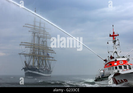 Rostock-Warnemuende, Allemagne. 23 mai, 2016. Le grand voilier russe Krusenstern '' est accueilli avec des panaches de l'eau de la ville de villégiature de la mer Baltique Rostock-Warnemuende, Allemagne, 23 mai 2016. Le navire est en visite à l'occasion de la deuxième journée de la Russie dans la région de Mecklembourg-Poméranie-Occidentale le 25 mai 2016 avec le grand voilier russe 'Mir." Photo : BERND WUESTNECK/dpa/Alamy Live News Banque D'Images