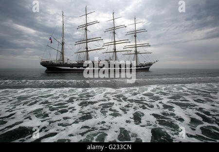 Rostock-Warnemuende, Allemagne. 23 mai, 2016. Le grand voilier russe Krusenstern' 'appels à la station balnéaire de la mer Baltique Rostock-Warnemuende, Allemagne, 23 mai 2016. Le navire est en visite à l'occasion de la deuxième journée de la Russie dans la région de Mecklembourg-Poméranie-Occidentale le 25 mai 2016 avec le grand voilier russe 'Mir." Photo : BERND WUESTNECK/dpa/Alamy Live News Banque D'Images