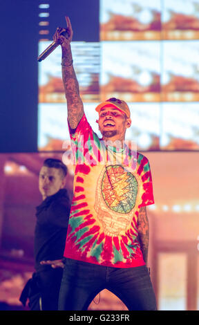 Le chanteur Chris Brown effectue à Francfort le 22 mai 2016 au cours de sa 'un enfer d'un Nite' tour en Europe. Dans le monde d'utilisation | Banque D'Images