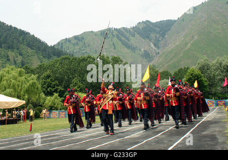 Srinagar, Cachemire indien:23 MAIL UN Jammu-et-Cachemire bande police effectue au cours d'une cérémonie de transfert de la parade à Baramulla Sheeri dans certains,à 60 kilomètres (37 milles) .sur 228 agents de police ont terminé atraining session à la manipulation des armes non létales pour le contrôle des manifestations de rues au Cachemire. Credit : Sofi Suhail/Alamy Live News Banque D'Images