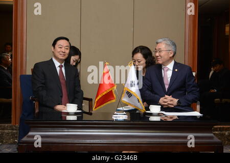 (160523) -- Séoul, le 23 mai 2016 (Xinhua) -- Liu Qibao (L, avant), chef du département de la publicité du Parti communiste chinois (PCC), le Comité central se réunit avec la culture, des Sports et du tourisme Ministre Kim Jong-deok (R, à l'avant) à Séoul, Corée du Sud, le 23 mai 2016. (Xinhua/Qin Qing) Banque D'Images