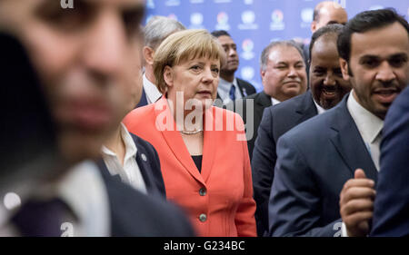 Istanbul, Turquie. 23 mai, 2016. La chancelière allemande, Angela Merkel, marche entre autres participants lors du 1er Sommet de l'action humanitaire des Nations Unies à Istanbul, Turquie, 23 mai 2016. Photo : MICHAEL KAPPELER/dpa/Alamy Live News Banque D'Images