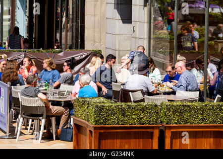 Tayside, Dundee, Ecosse, Royaume-Uni. Le 23 mai 2016. Météo France : beau temps sur Dundee. Les gens se détendre et manger à l'extérieur l'Italian Grill Restaurant à la place de la ville de Dundee profitant du beau temps aujourd'hui. Credit : Dundee Photographics / Alamy Live News Banque D'Images