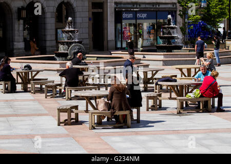 Tayside, Dundee, Ecosse, Royaume-Uni. Le 23 mai 2016. Météo France : beau temps sur Dundee. Détente et de gens assis sur des sièges à la place de la ville profitant du beau temps aujourd'hui à Aberdeen. Credit : Dundee Photographics / Alamy Live News Banque D'Images