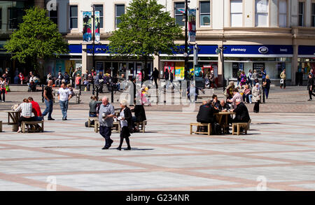 Tayside, Dundee, Ecosse, Royaume-Uni. Le 23 mai 2016. Météo France : beau temps sur Dundee. Détente et de gens assis sur des sièges à la place de la ville profitant du beau temps aujourd'hui à Aberdeen. Credit : Dundee Photographics / Alamy Live News Banque D'Images