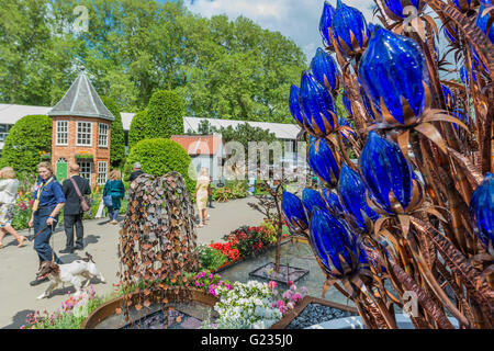 Londres, Royaume-Uni. 22 mai, 2016. Un chien renifleur - patrouilles passant l'eau, de sculptures de verre et de métal sur le Quist socle avec le Jardin Harrods en arrière-plan - Le jour de l'ouverture de la Chelsea Flower Show. Crédit : Guy Bell/Alamy Live News Banque D'Images