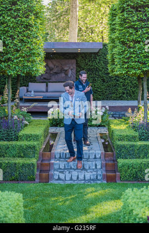 Londres, Royaume-Uni. 23 mai, 2016. Le Support Husqvarna Jardin donné une inspection finale par le designer Charlie Albone. Crédit : Guy Bell/Alamy Live News Banque D'Images