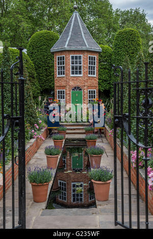 Londres, Royaume-Uni. 23 mai, 2016. Une musique militaire joue en face de l'Harrods excentriques britanniques par le jardin Diarmuid Gavin - comme le soleil se lève. Crédit : Guy Bell/Alamy Live News Banque D'Images