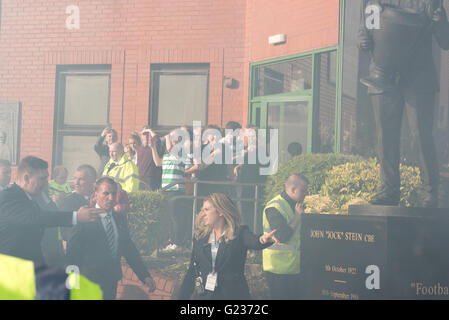 Brendan Rodgers est accueillie par des foules de fans celtique au Celtic Park, Glasgow, Ecosse, Royaume-Uni. 23 mai, 2016. Des milliers de fans se sont réunis au stade celtique d'accueillir le nouveau manager pour le club. Crédit : Tony Clerkson/Alamy Live News Banque D'Images