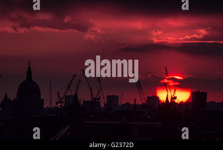 Londres, Royaume-Uni. 23 mai, 2016. Soirée coucher de soleil sur la Cathédrale St Paul à Londres centrale Crédit : Guy Josse/Alamy Live News Banque D'Images