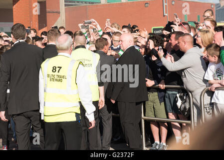 Brendan Rodgers est accueillie par des foules de fans celtique au Celtic Park, Glasgow, Ecosse, Royaume-Uni. 23 mai, 2016. Des milliers de fans se sont réunis au stade celtique d'accueillir le nouveau manager pour le club. Crédit : Tony Clerkson/Alamy Live News Banque D'Images