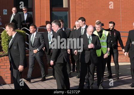 Brendan Rodgers est accueillie par des foules de fans celtique au Celtic Park, Glasgow, Ecosse, Royaume-Uni. 23 mai, 2016. Des milliers de fans se sont réunis au stade celtique d'accueillir le nouveau manager pour le club. Crédit : Tony Clerkson/Alamy Live News Banque D'Images