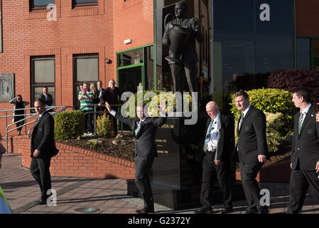 Brendan Rodgers est accueillie par des foules de fans celtique au Celtic Park, Glasgow, Ecosse, Royaume-Uni. 23 mai, 2016. Des milliers de fans se sont réunis au stade celtique d'accueillir le nouveau manager pour le club. Crédit : Tony Clerkson/Alamy Live News Banque D'Images