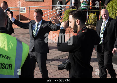 Brendan Rodgers est accueillie par des foules de fans celtique au Celtic Park, Glasgow, Ecosse, Royaume-Uni. 23 mai, 2016. Des milliers de fans se sont réunis au stade celtique d'accueillir le nouveau manager pour le club. Crédit : Tony Clerkson/Alamy Live News Banque D'Images