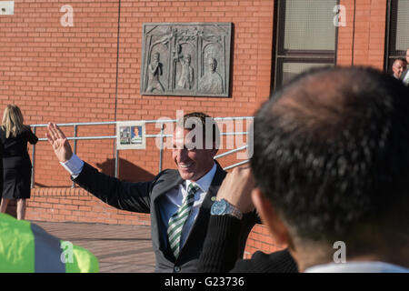 Brendan Rodgers est accueillie par des foules de fans celtique au Celtic Park, Glasgow, Ecosse, Royaume-Uni. 23 mai, 2016. Des milliers de fans se sont réunis au stade celtique d'accueillir le nouveau manager pour le club. Crédit : Tony Clerkson/Alamy Live News Banque D'Images