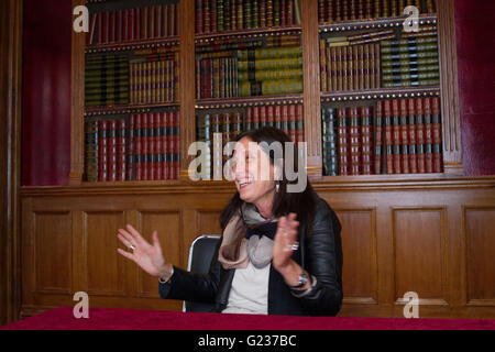 Londres, Royaume-Uni. 23 mai, 2016. Claudia Piñeiro est interviewé devant elle une conférence sur son livre Betty Boo Crédit : Brayan Alexander Lopez Garzon/Alamy Live News Banque D'Images