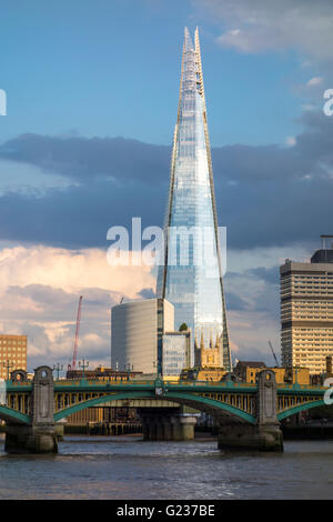 Londres, Royaume-Uni. 23 mai 2016. Soleil du soir à Londres sur la tamise après une chaude journée dans la capitale. Credit : CAMimage/Alamy Live News Banque D'Images