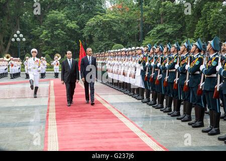 Hanoi, Vietnam. 23 mai, 2016. Président américain Barack Obama escorté par le président vietnamien Tran Dai Quang lors d'une revue de la garde d'honneur pendant la cérémonie de bienvenue au Palais présidentiel le 23 mai 2016 à Hanoi, Vietnam. Credit : Planetpix/Alamy Live News Banque D'Images