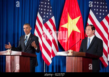 Hanoi, Vietnam. 23 mai, 2016. Président américain Barack Obama lors d'une conférence de presse Inscrivez-vous avec le président vietnamien Tran Dai Quang après leur réunion bilatérale au Centre International des Congrès, le 23 mai 2016 à Hanoi, Vietnam. Credit : Planetpix/Alamy Live News Banque D'Images