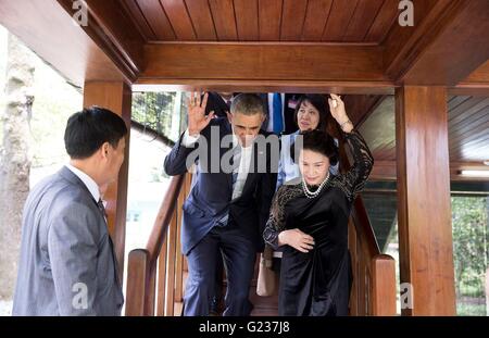 Hanoi, Vietnam. 23 mai, 2016. Président américain Barack Obama les canards dans le cadre d'un croisement comme il descend un escalier avec Nguyen Thi Kim Ngan, Présidente de l'Assemblée nationale de la République socialiste du Vietnam, au cours d'une visite de maison sur pilotis, 23 mai 2016 à Hanoi, Vietnam. Credit : Planetpix/Alamy Live News Banque D'Images