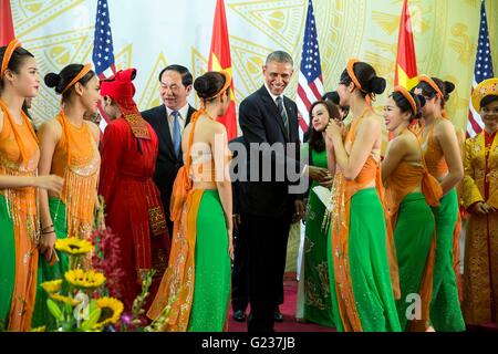 Hanoi, Vietnam. 23 mai, 2016. Président américain Barack Obama et le président vietnamien Tran Dai Quang remercier les interprètes à l'issue d'un déjeuner d'État au Centre International des Congrès, le 23 mai 2016 à Hanoi, Vietnam. Credit : Planetpix/Alamy Live News Banque D'Images