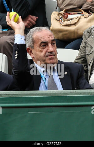 PARIS, FRANCE - 05/22/2016 : ROLAND GARROS 2016 - Jean GACHASSIN, président de la Fédération Française de Tennis pendant l'open de tennis la France en 2016 s'est tenue au Stade Roland Garros. (Photo : André Chaco / FotoArena) Banque D'Images