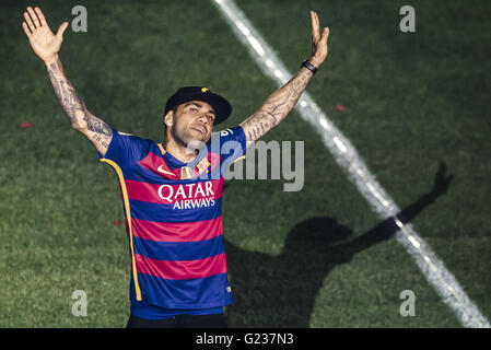 Barcelone, Catalogne, Espagne. 23 mai, 2016. Droit du FC Barcelone, Dani Alves dos courbes à les fans lorsqu'il entrera dans le Camp Nou lors de la célébration de la septième coupe de la ligue et dans les clubs double crédit histoire : Matthias Rickenbach/ZUMA/Alamy Fil Live News Banque D'Images