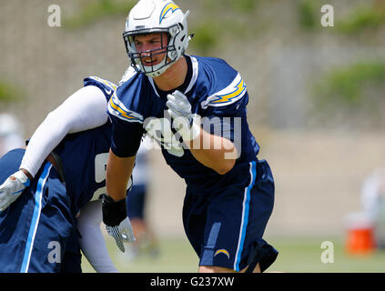 San Diego, CA, USA. 23 mai, 2016. SAN DIEGO, CA - le 23 mai 2016 - | San Diego Chargers Joey Bosa fonctionne au cours de la pratique. | Les chargeurs a tenu la première de 10 OTAs ''activités de l'équipe organisé'' où l'infraction peut aller à l'encontre de la défense. © K.C. Alfred/San Diego Union-Tribune/ZUMA/Alamy Fil Live News Banque D'Images