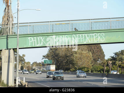 Santa Barbara, Californie, USA. 23 mai, 2016. Les partisans du candidat présidentiel républicain présomptif Donald Trump trouvé un sale pour eux message griffonné sur un passage pour piétons sur la route 101. © PJ Heller/ZUMA/Alamy Fil Live News Banque D'Images