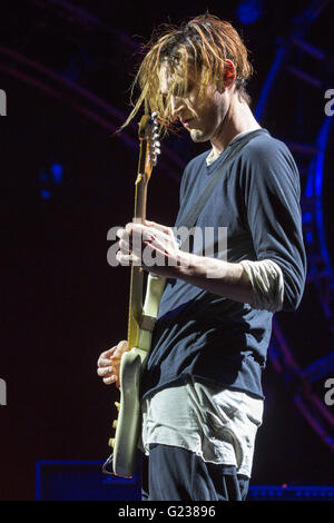 Columbus, Ohio, USA. 22 mai, 2016. Guitariste JOSH KLINGHOFFER de Red Hot Chili Peppers il se produit au cours de Rock sur la gamme music festival à Columbus Crew Stadium à Columbus, Ohio Crédit : Daniel DeSlover/ZUMA/Alamy Fil Live News Banque D'Images