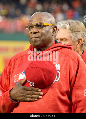 Nationals de Washington manager Dusty Baker (12) est de l'attention pendant l'hymne national avant le match contre les Mets de New York au Championnat National Park à Washington, DC le lundi 23 mai, 2016. Les mets a gagné le match 7 - 1. Credit : Ron Sachs/CNP Banque D'Images