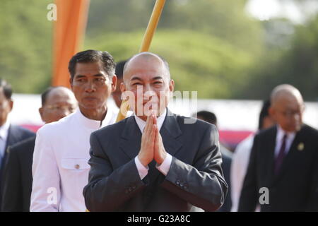 Siem Reap, Cambodge. 24 mai, 2016. Le Roi cambodgien Norodom Sihamoni (avant) assiste à une cérémonie du labour royal dans la province de Siem Reap, Cambodge, 24 mai 2016. Cambodge Le mardi a observé l'ancienne cérémonie du labour royal dans le nord-ouest de la province de Siem Reap, un rituel pour marquer le début de la saison annuelle de l'agriculture dans les pays de l'Asie du Sud-Est. Credit : Phearum/Xinhua/Alamy Live News Banque D'Images