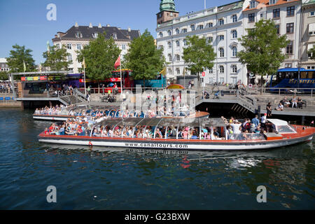 Une journée bien remplie pour le canal des bateaux d'excursion au lieu de Gammel Strand appel dans le canal (Slotsholmskanalen Slotsholm) près de la Palais de Christiansborg. Banque D'Images