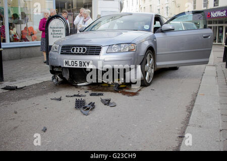 Un slivoïde Audi est empalé sur l'augmentation de la puissance de l'apaisement de la circulation périphérique dans Falmouth. 1er novembre 2015 Banque D'Images