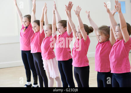 Groupe d'enfants bénéficiant d'ensemble de la classe d'Art Dramatique Banque D'Images