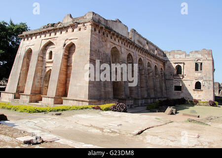 Vue sur Hindola Mahal ou Palais oscillante, d'une salle d'audience avec des murs latéraux à Mandu, Madhya Pradesh, Inde, Asie Banque D'Images