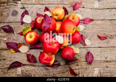 Quelques pommes rouges sur une table en bois Banque D'Images