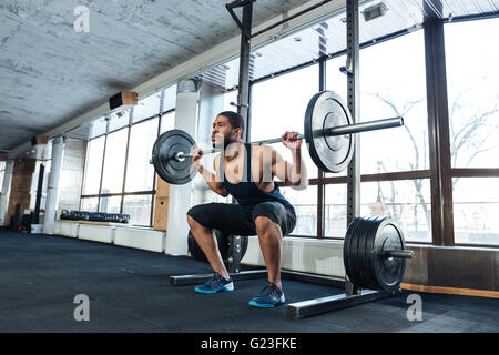 Remise en forme musculaire homme Deadlift lourd exercice dans la salle de sport Banque D'Images