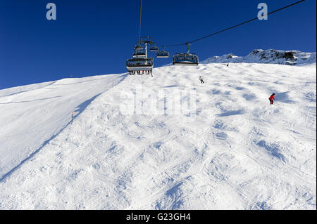 Engelberg, Suisse - 18 Février 2015 : le ski et aller jusqu'à la montagne par le télésiège à Engelberg sur les Alpes Suisses Banque D'Images