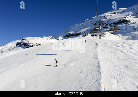 Engelberg, Suisse - 18 Février 2015 : le ski et aller jusqu'à la montagne par le télésiège à Engelberg sur les Alpes Suisses Banque D'Images