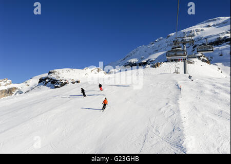 Engelberg, Suisse - 18 Février 2015 : le ski et aller jusqu'à la montagne par le télésiège à Engelberg sur les Alpes Suisses Banque D'Images