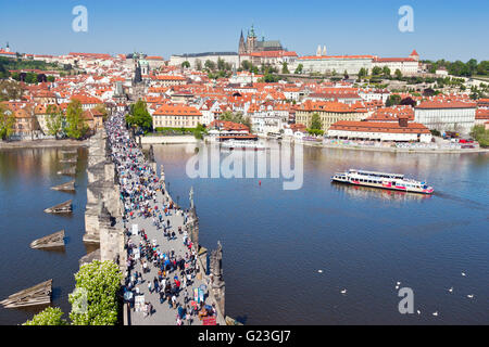 Cathédrale Saint-Vitus, Pont Charles (UNESCO), petite ville, Prague, République Tchèque - vue sur la Rivar de Moldau depuis le pont de Charle Tour de la vieille ville Banque D'Images