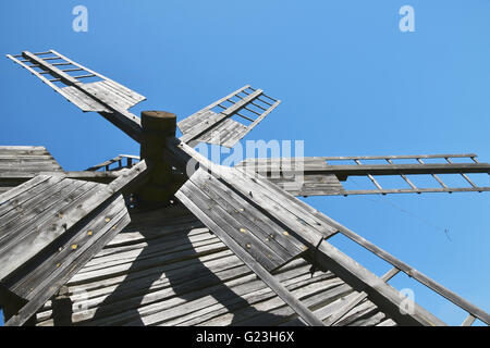 Voiles d'un ancien moulin à vent en bois vintage plus de ciel bleu clair, Close up, low angle view Banque D'Images