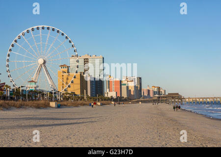 L'horizon de l'océan la promenade le long de la plage et Skywheel Myrtle Beach, Caroline du Sud. Banque D'Images