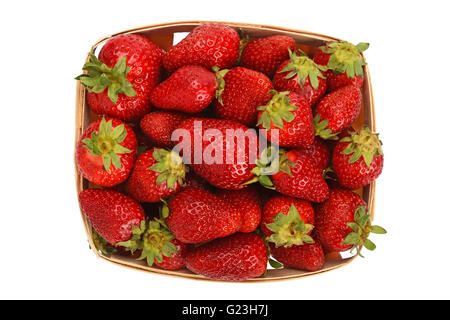 Frais d'été rouge moelleux fraises dans un panier en osier isolé sur fond blanc, vue du dessus Banque D'Images