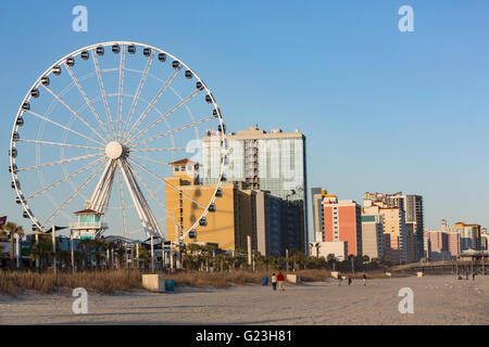 L'horizon de l'océan la promenade le long de la plage et Skywheel Myrtle Beach, Caroline du Sud. Banque D'Images