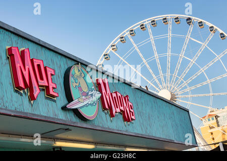 Une boutique le long de la promenade et Skywheel Myrtle Beach, Caroline du Sud. Banque D'Images